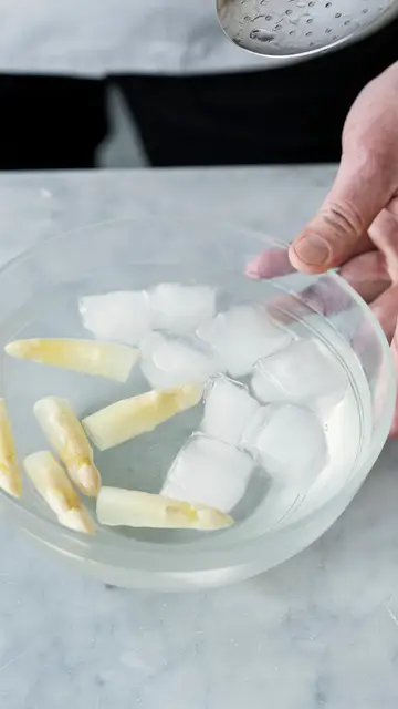 Un bol con manzana cortada y hielo Un bol con manzana cortada y hielo