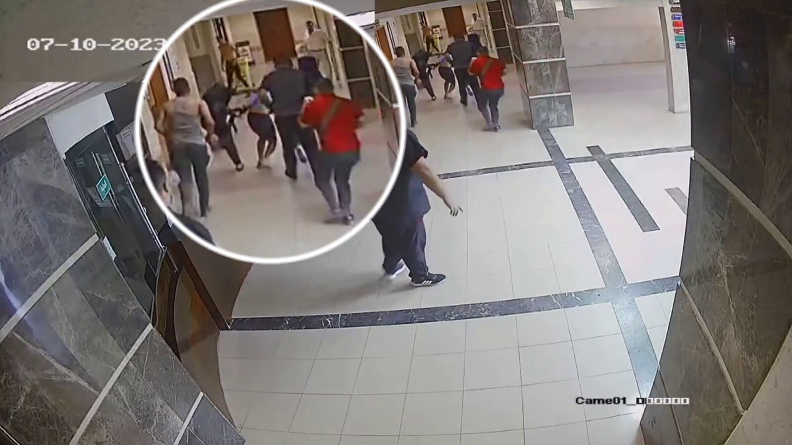 Cámaras de seguridad de muestran que Hamás llevó a varios secuestrados al hospital de Al Shifa