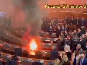 VÍDEO: La oposición albanesa provoca un incendio en el interior del Parlamento