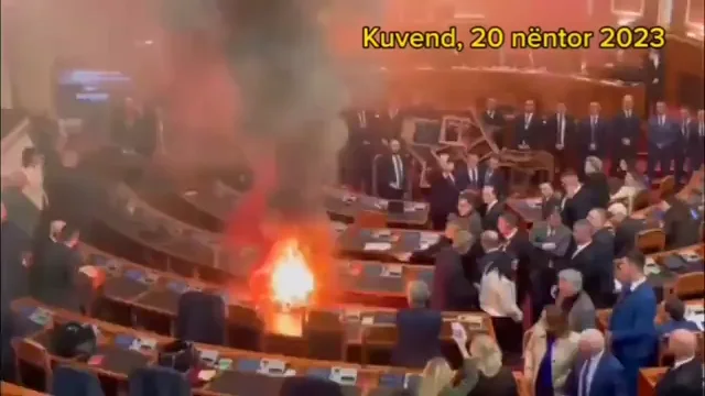 V&Iacute;DEO: La oposici&oacute;n albanesa provoca un incendio en el interior del Parlamento