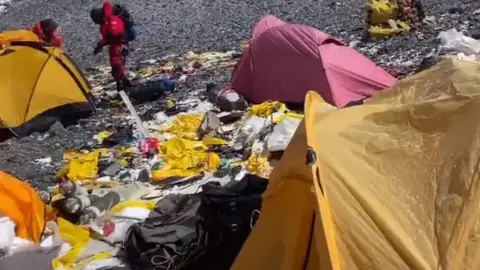 Basura por la masificación en el Everest Basura por la masificación en el Everest