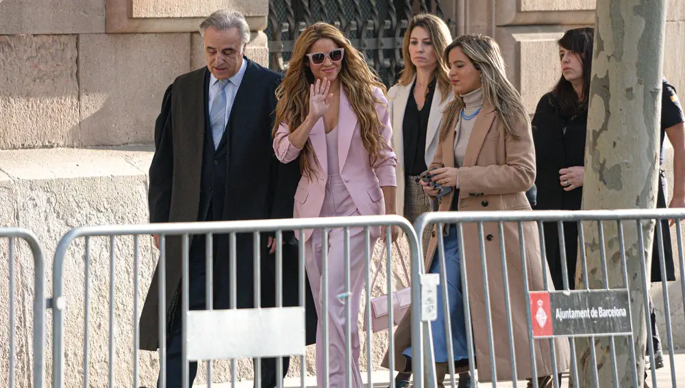 Shakira llega al juzgado junto a sus abogados