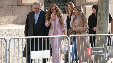 Shakira llega al juzgado junto a sus abogados Shakira llega al juzgado junto a sus abogados