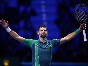 Novak Djokovic celebra su victoria ante Sinner en la final de las ATP Finals