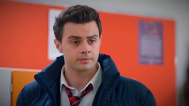 En el último capítulo de Hermanos: Ömer sigue creyendo a Yasmin y la guerra entre Gönül y Sengül continúa