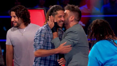 El hermano de Pablo López aparece en La Voz para ver la actuación especial de una talent