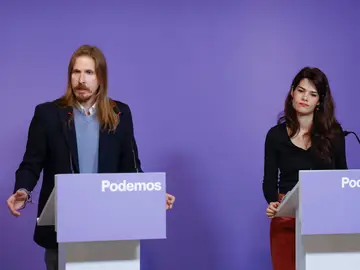 El portavoz de Podemos, Pablo Fernández (i), y la portavoz y secretaria de Discurso y Formación, Isa Serra El portavoz de Podemos, Pablo Fernández (i), y la portavoz y secretaria de Discurso y Formación, Isa Serra
