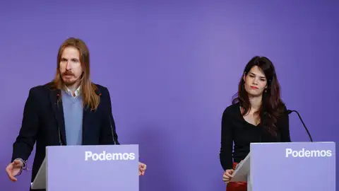 El portavoz de Podemos, Pablo Fernández (i), y la portavoz y secretaria de Discurso y Formación, Isa Serra