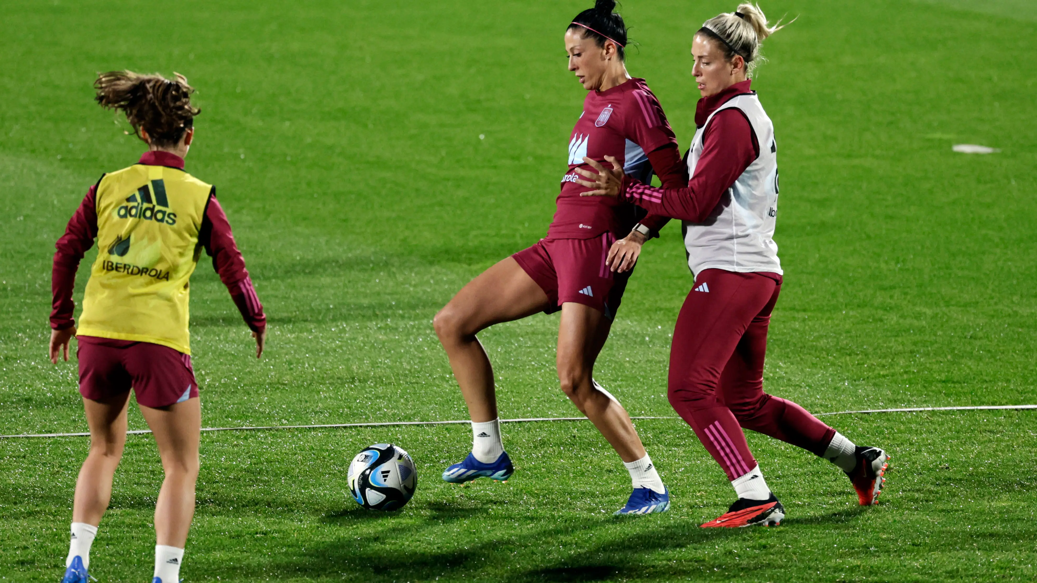 Alexia Putellas y Jenni Hermoso, en un entrenamiento de España el pasado mes de octubre Alexia Putellas y Jenni Hermoso, en un entrenamiento de España el pasado mes de octubre