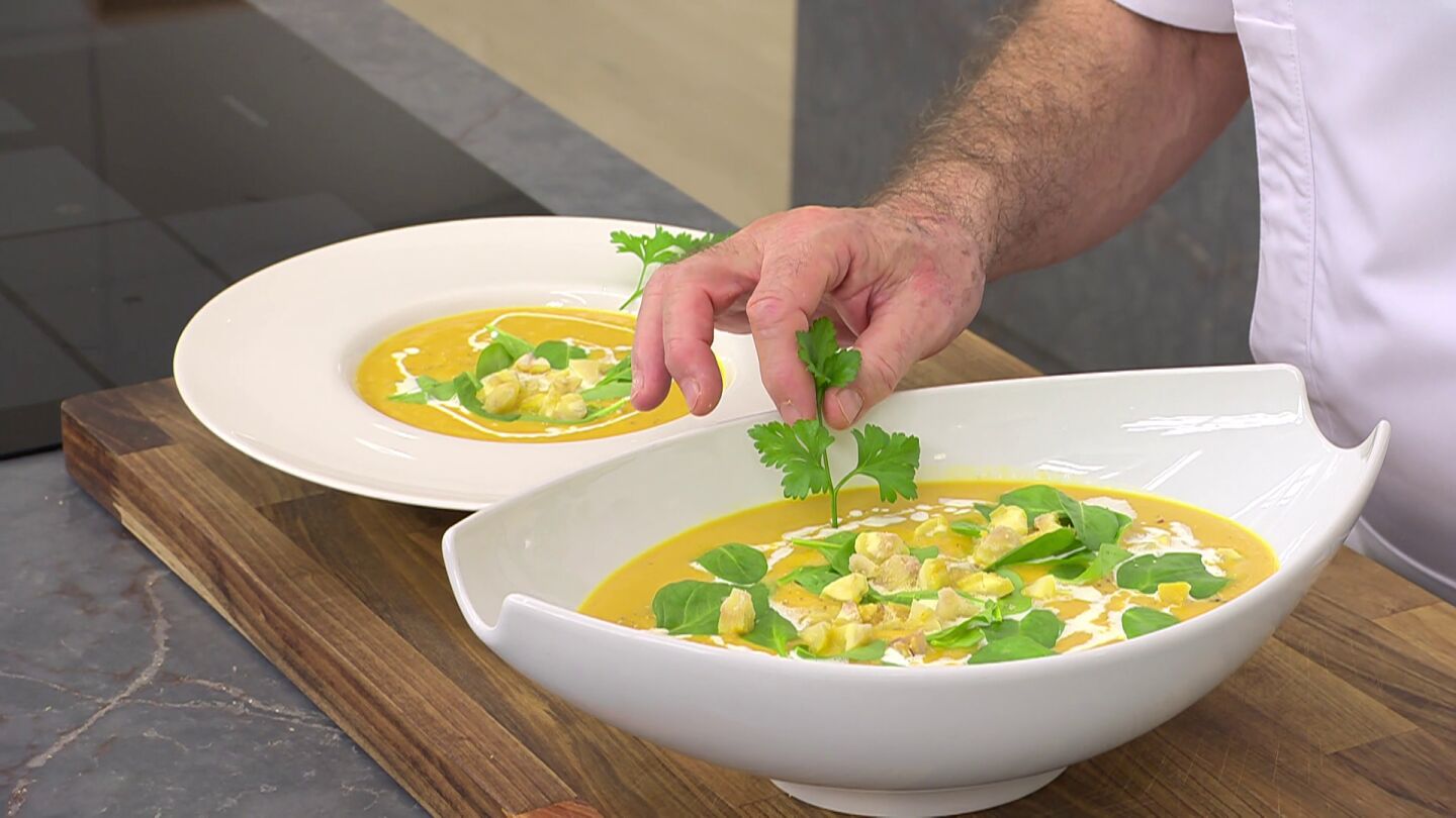 Sopa de calabaza y castañas ¡sin usar aceite! La receta de Arguiñano, buena para el estómago y para el bolsillo