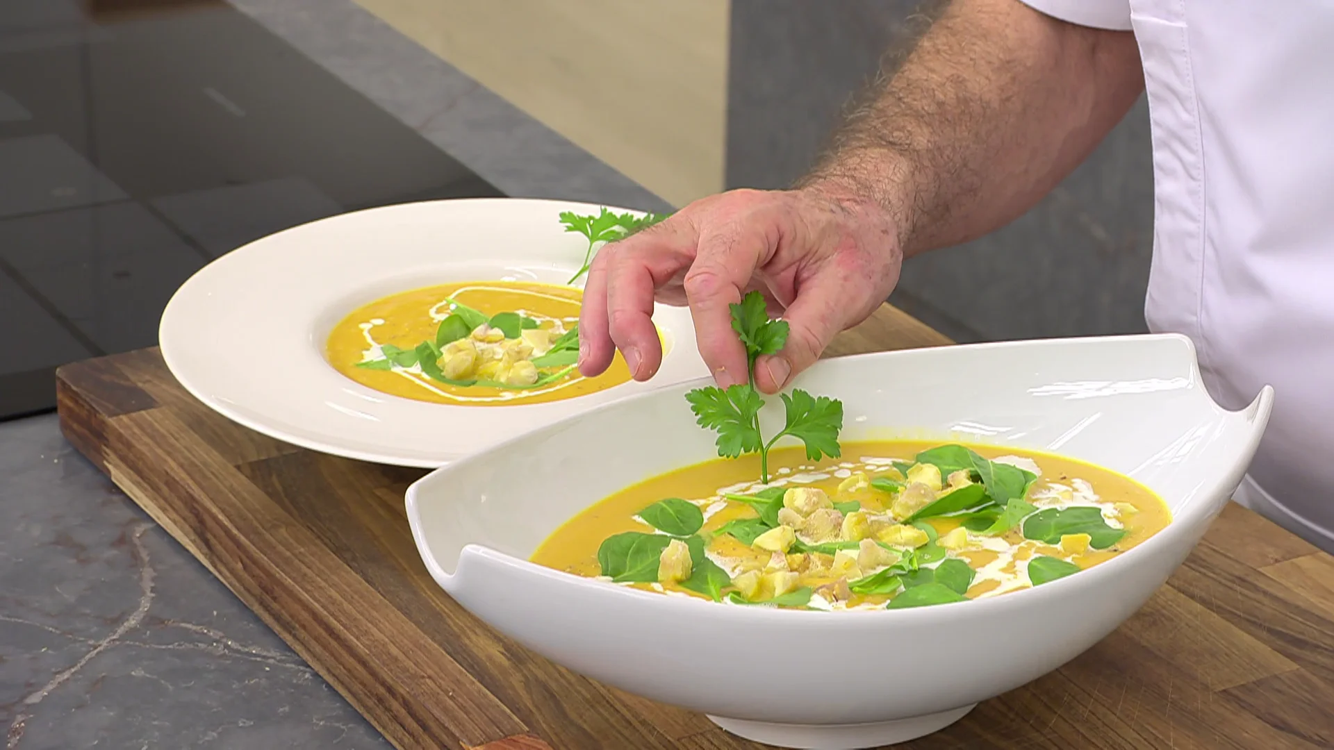 Sopa de calabaza y castañas ¡sin usar aceite! La receta de Arguiñano, buena para el estómago y para el bolsillo Sopa de calabaza y castañas ¡sin usar aceite! La receta de Arguiñano, buena para el estómago y para el bolsillo