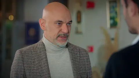 Esta noche en Hermanos: Ahmet, dispuesto a todo para desenmascarar a Akif delante de Suzan Esta noche en Hermanos: Ahmet, dispuesto a todo para desenmascarar a Akif delante de Suzan