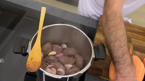 Añade los ajos a la olla junto a las carrilleras Añade los ajos a la olla junto a las carrilleras
