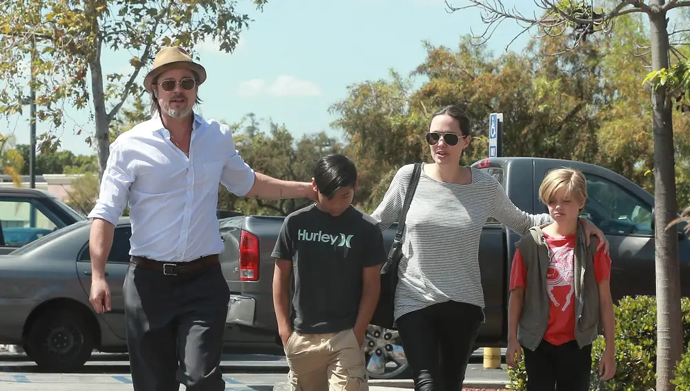 Brad Pitt y Angelina Jolie con sus hijos Shiloh y Pax Jolie en California en 2015