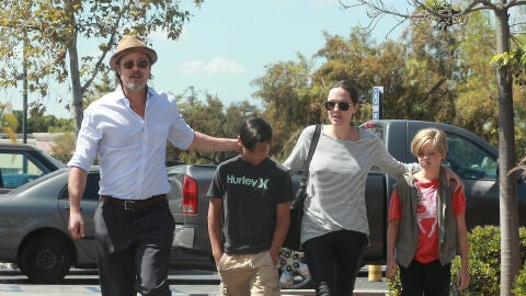 Brad Pitt y Angelina Jolie con sus hijos Shiloh y Pax Jolie en California en 2015