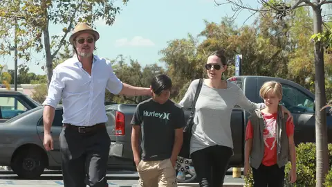 Brad Pitt y Angelina Jolie con sus hijos Shiloh y Pax Jolie en California en 2015 Brad Pitt y Angelina Jolie con sus hijos Shiloh y Pax Jolie en California en 2015