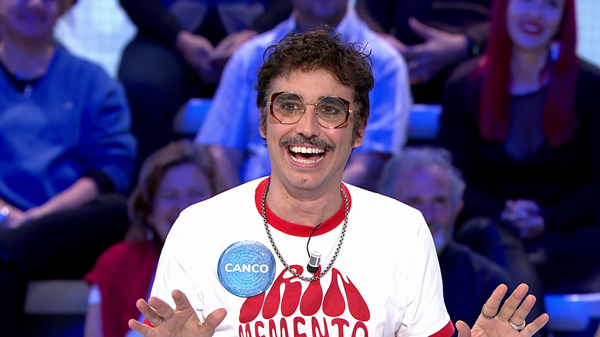 El romántico efecto de las gafas de Ana Guerra: “Sólo veo corazoncitos y a Víctor Elías” El romántico efecto de las gafas de Ana Guerra: “Sólo veo corazoncitos y a Víctor Elías”