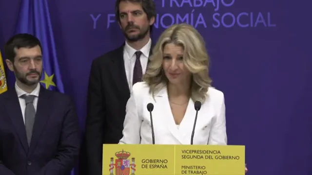 Una emocionada Yolanda Díaz rompe a llorar durante el traspaso de carteras: "Familia, hoy es un día especial para mí" Una emocionada Yolanda Díaz rompe a llorar durante el traspaso de carteras: "Familia, hoy es un día especial para mí"