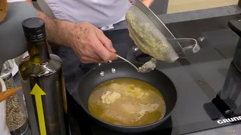 Añade los ajos machacados a la sartén Añade los ajos machacados a la sartén