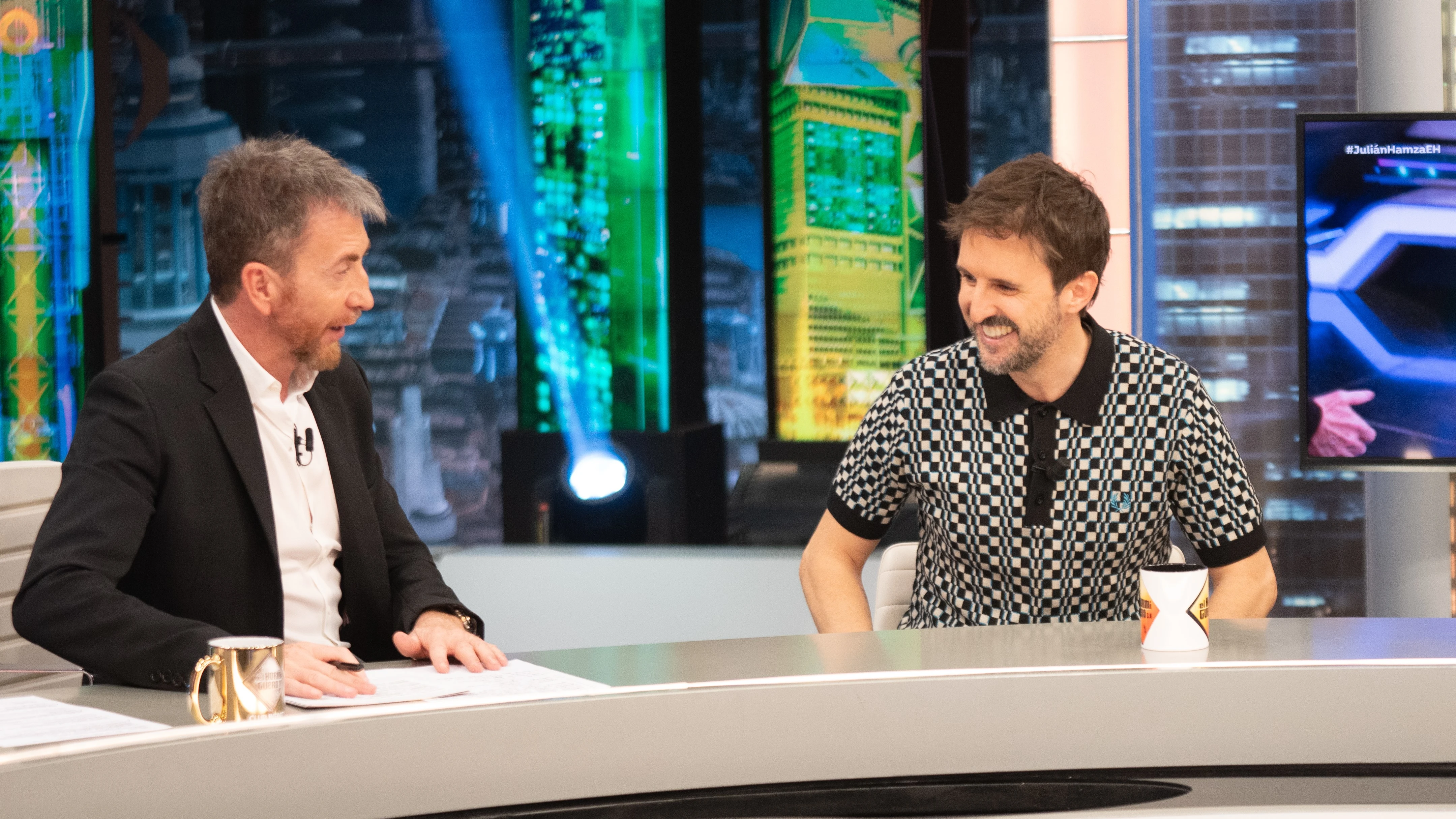 La sorprendente fascinación de Julián López... ¡con el sonido de los huevos frotándose! La sorprendente fascinación de Julián López... ¡con el sonido de los huevos frotándose!