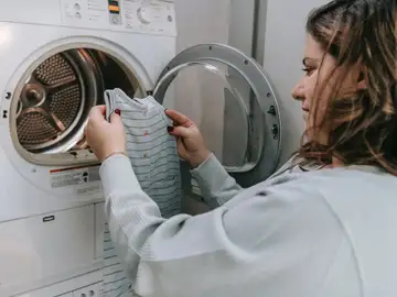 Mujer haciendo la colada Mujer haciendo la colada
