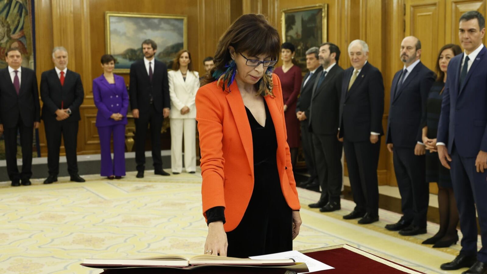 Los llamativos pendientes de la nueva ministra de Igualdad: 