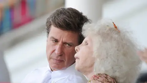 Cayetano Martínez de Irujo y su madre, la duquesa de Alba Cayetano Martínez de Irujo y su madre, la duquesa de Alba