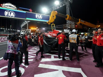 Operarios retiran el Ferrari de Carlos Sainz en los L1 del GP de las Vegas