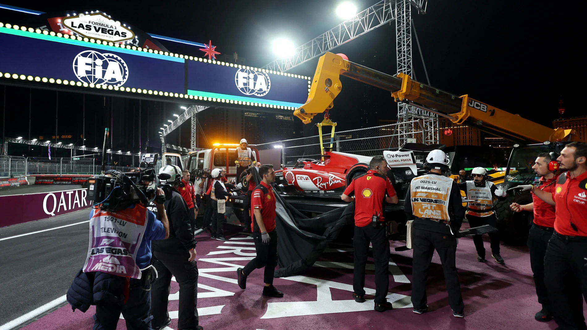Operarios retiran el Ferrari de Carlos Sainz en los L1 del GP de las Vegas