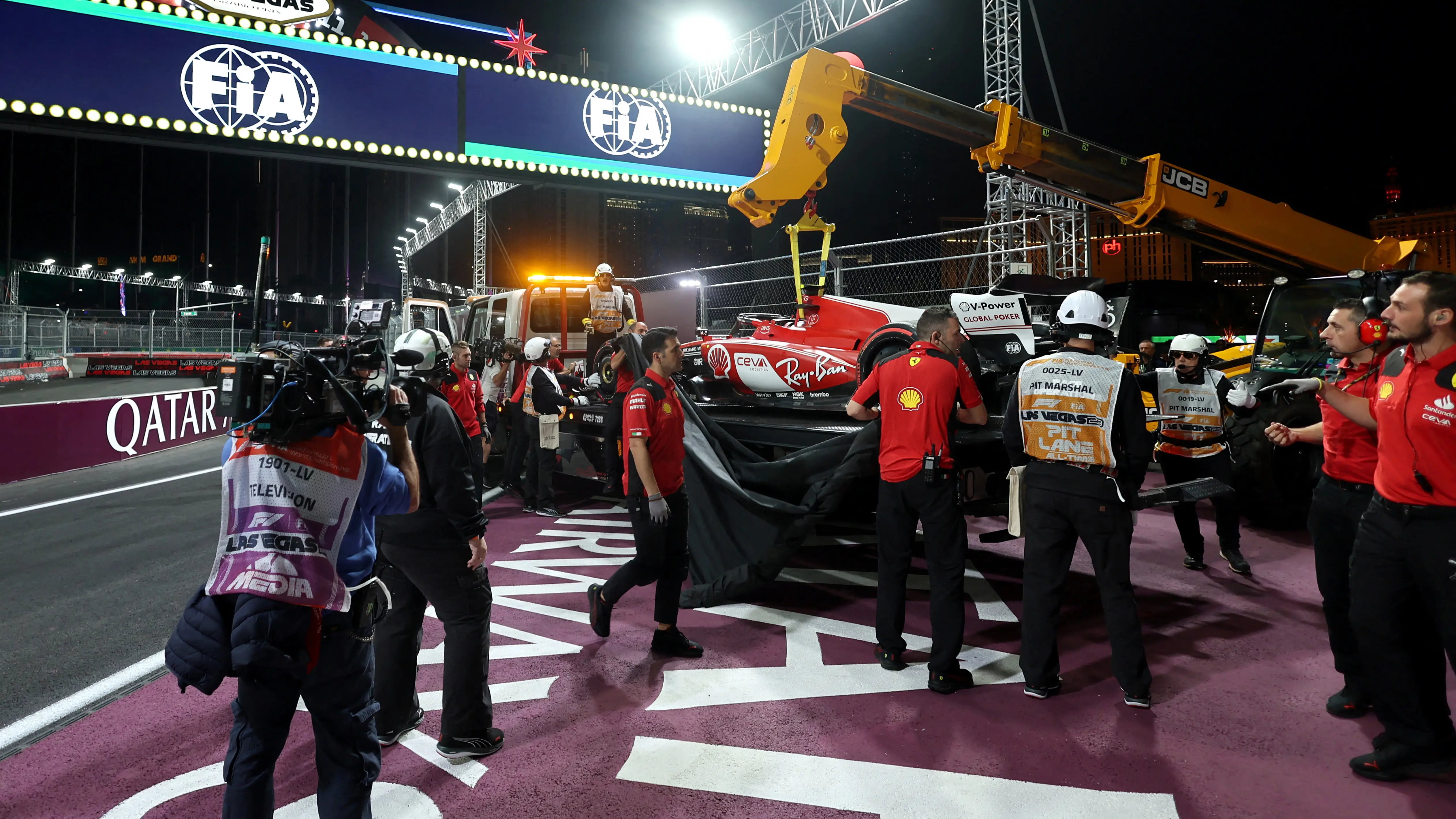 Operarios retiran el Ferrari de Carlos Sainz en los L1 del GP de las Vegas