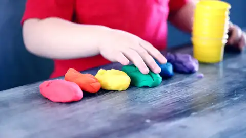 Niño jugando con plastilina Niño jugando con plastilina