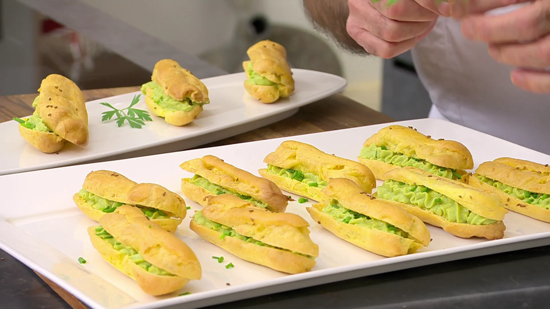 Un entrante sencillísimo y ligero de Arguiñano: relámpagos rellenos de paté de aguacate y atún Un entrante sencillísimo y ligero de Arguiñano: relámpagos rellenos de paté de aguacate y atún