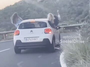 VÍDEO: arriesgan su vida al circular por una carretera de Tenerife con medio cuerpo fuera del coche