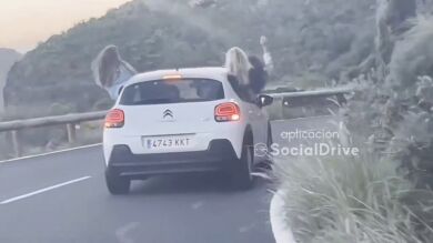 VÍDEO: arriesgan su vida al circular por una carretera de Tenerife con medio cuerpo fuera del coche