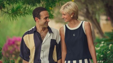 Khalid Abdalla y Elizabeth Debicki como Dodi Al-Fayed y Lady Di en la temporada 6 de The Crown