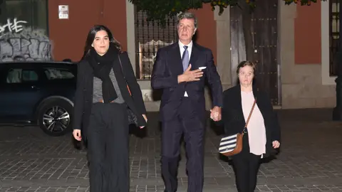 Cayetano Martínez de Irujo y su novia Bárbara Mirjan Cayetano Martínez de Irujo y su novia Bárbara Mirjan