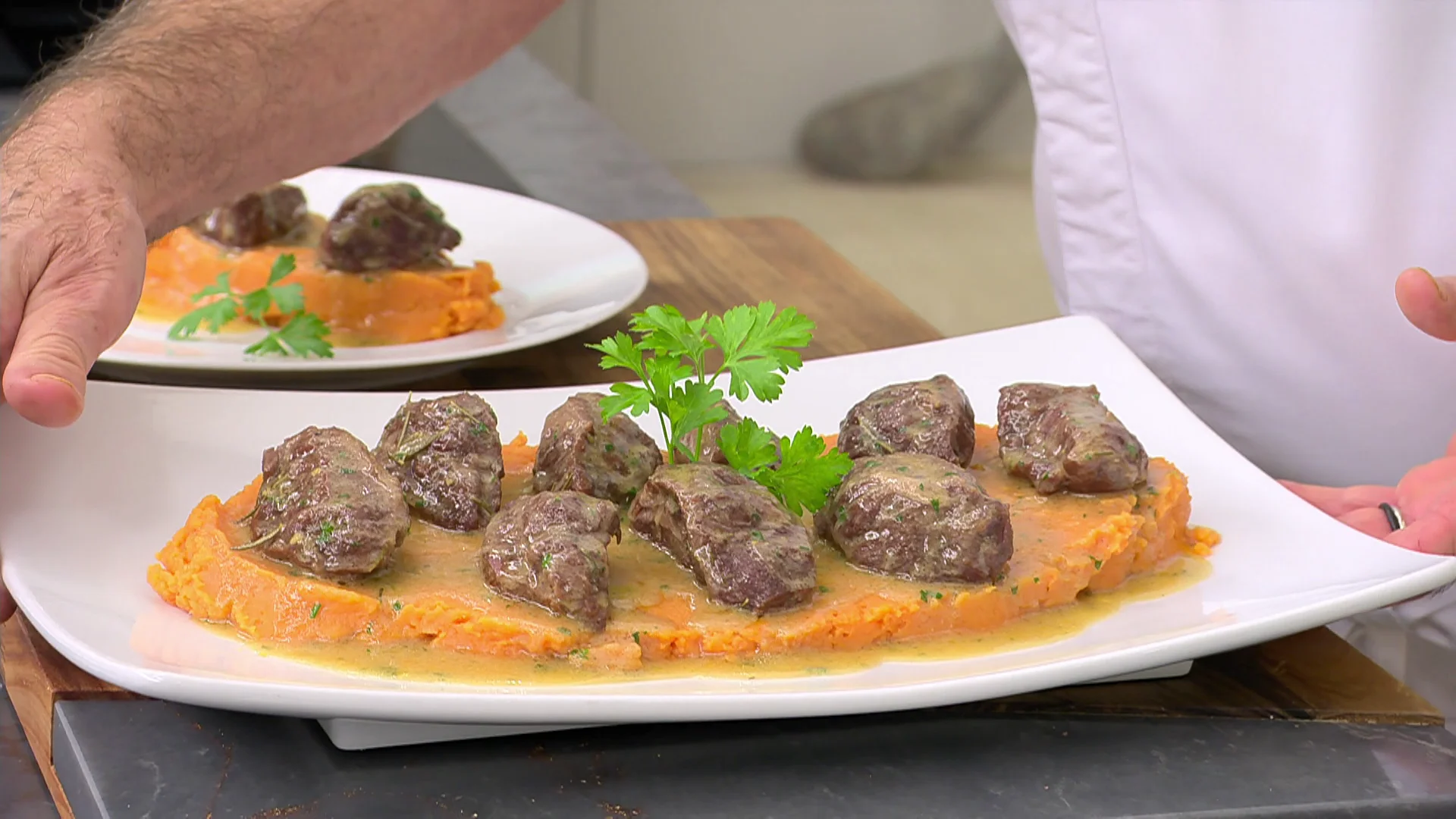 Carrilleras de cerdo a los 12 ajos con puré de boniato: una receta original de Karlos Arguiñano Carrilleras de cerdo a los 12 ajos con puré de boniato: una receta original de Karlos Arguiñano