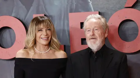Ridley Scott acompañado de su mujer Giannina Facio en el preestreno de Napoleón en Madrid Ridley Scott acompañado de su mujer Giannina Facio en el preestreno de Napoleón en Madrid