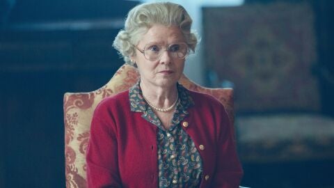 Imelda Staunton como la reina Isabel II en la temporada 6 de The Crown