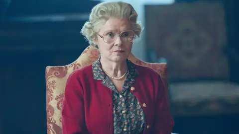Imelda Staunton como la reina Isabel II en la temporada 6 de The Crown Imelda Staunton como la reina Isabel II en la temporada 6 de The Crown