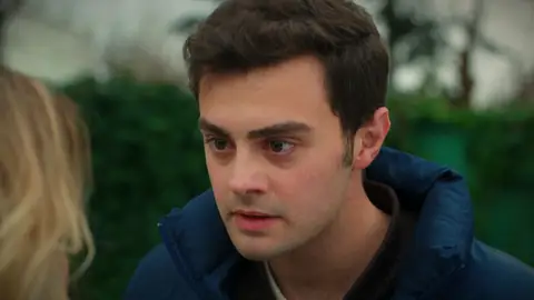 Ömer descubre que Asiye decía la verdad y encierra a Şevval como venganza por lo que hicieron a su abuela Ömer descubre que Asiye decía la verdad y encierra a Şevval como venganza por lo que hicieron a su abuela