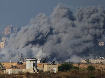 Humo tras los ataques aéreos israelíes en Gaza