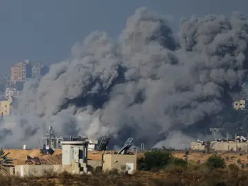 Humo tras los ataques aéreos israelíes en Gaza Humo tras los ataques aéreos israelíes en Gaza