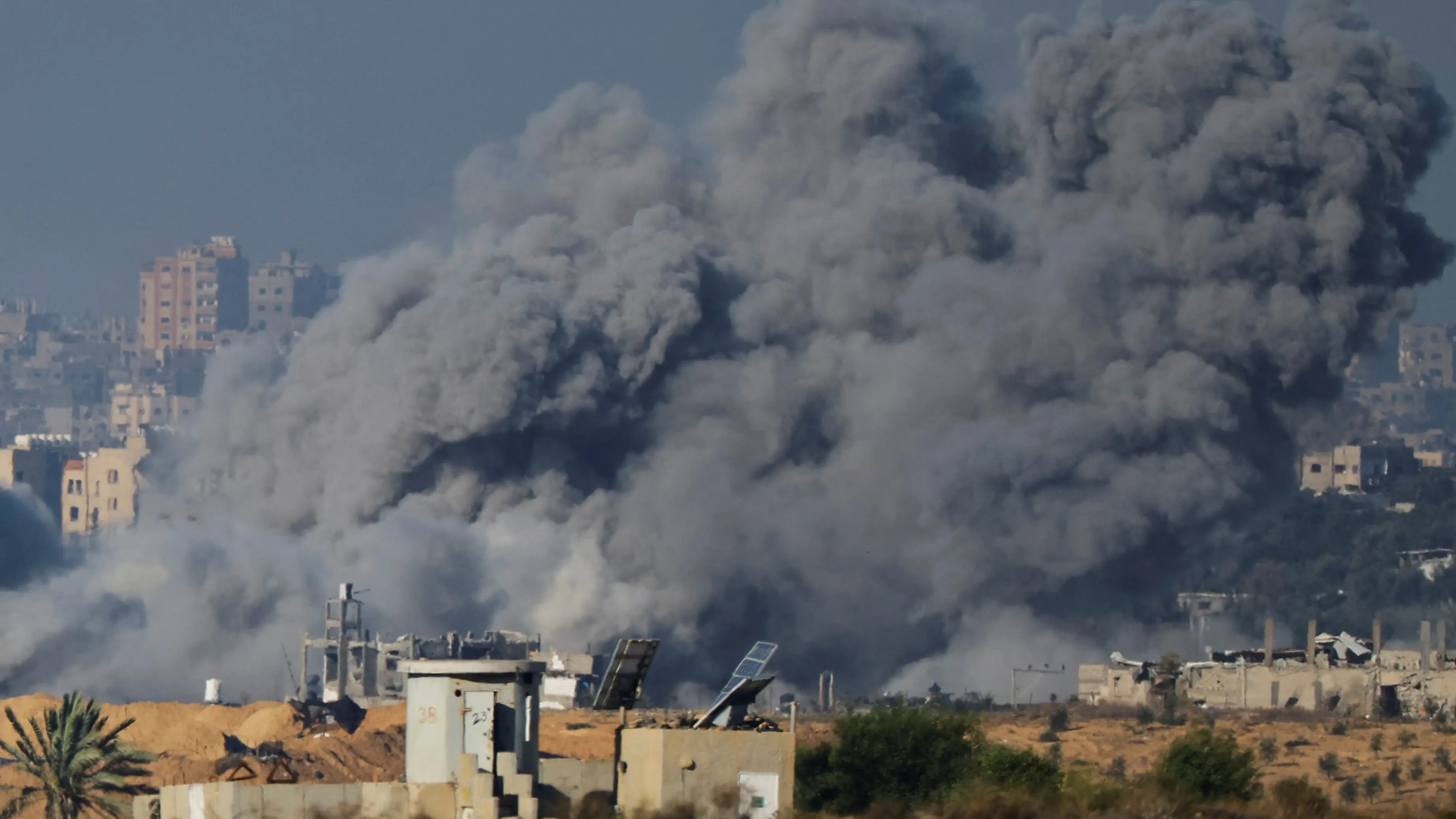 Humo tras los ataques aéreos israelíes en Gaza Humo tras los ataques aéreos israelíes en Gaza