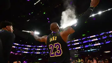 LeBron James ejecuta su particular ritual antes de duelo ante los Suns