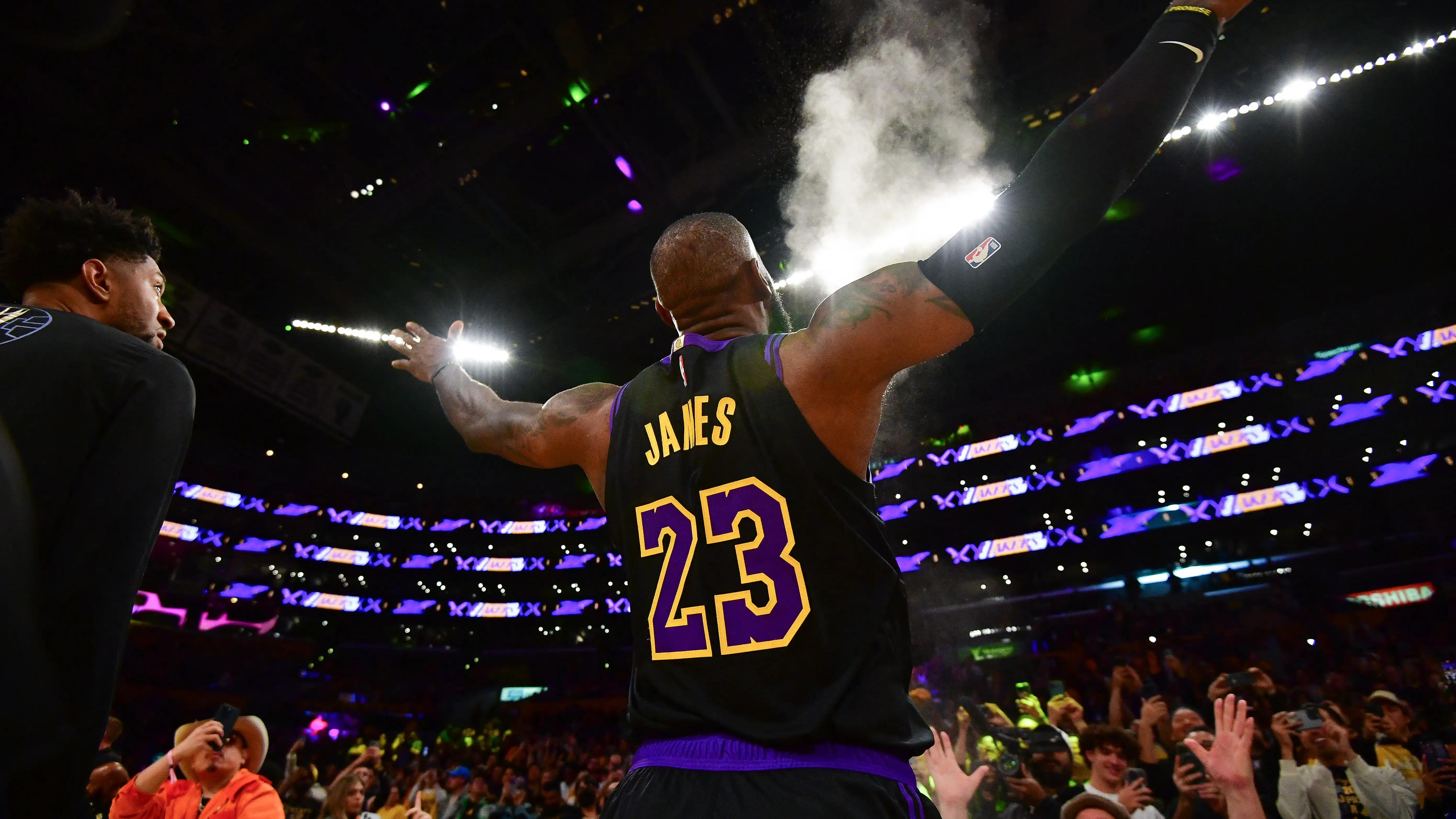 LeBron James ejecuta su particular ritual antes de duelo ante los Suns LeBron James ejecuta su particular ritual antes de duelo ante los Suns