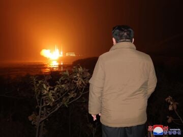 Kim Jong-un supervisa el lanzamiento de un satélite