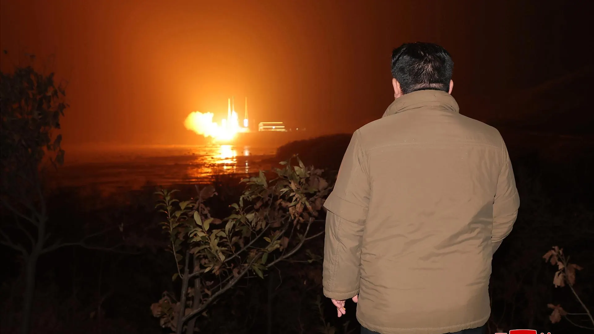 Kim Jong-un supervisa el lanzamiento de un satélite Kim Jong-un supervisa el lanzamiento de un satélite