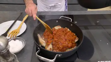 Añade la salsa a las paletillas