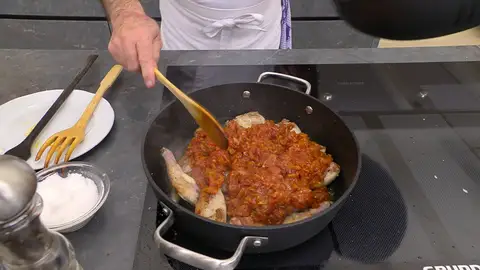 Añade la salsa a las paletillas Añade la salsa a las paletillas